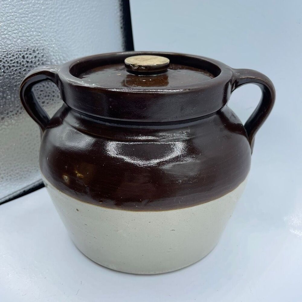 Vintage Redwing pottery been crock. Two tone with lid.